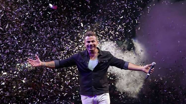 عمرو دياب يغضب  على احد الحاضرين من جمهوره