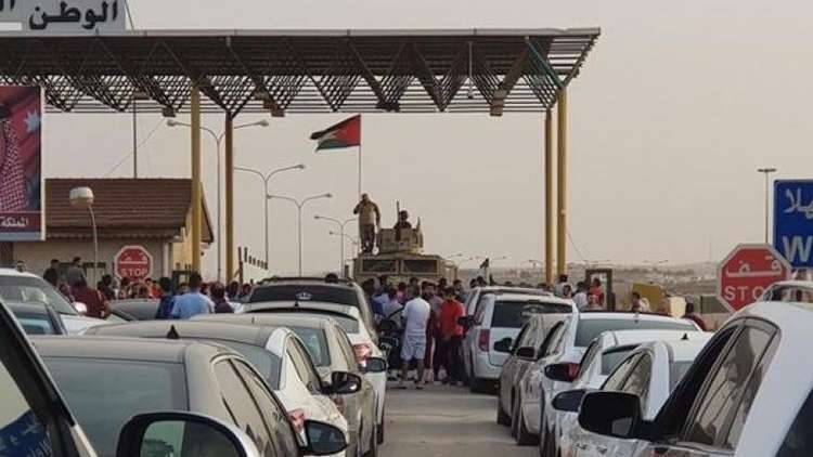 الأردن يفتح الحدود مع سوريا أمام مئات المواطنين العالقين (صور)