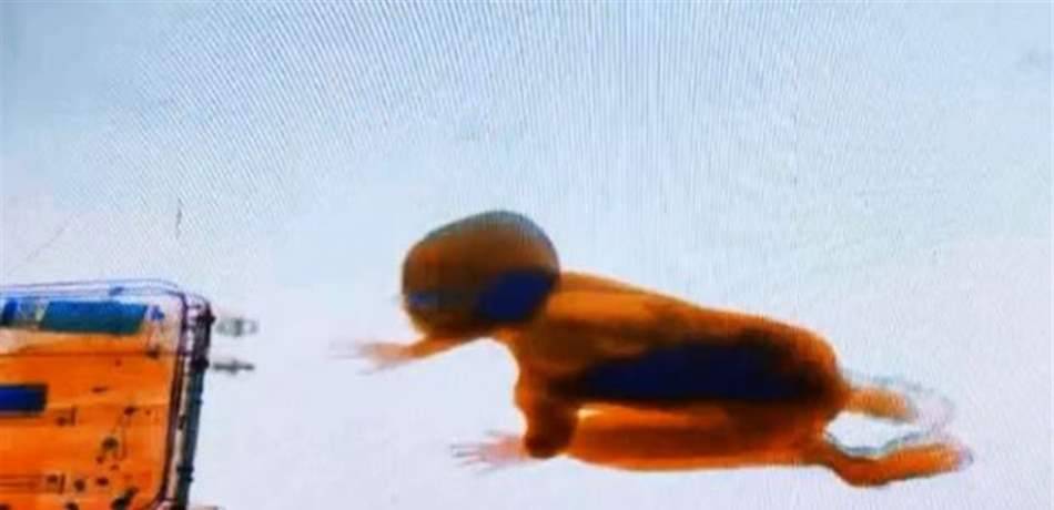 طفلٌ مشاغب يتسلّل داخل جهاز فحص حقائب السفر!