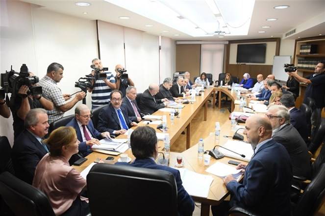 لجنة المال تقر قانون البطاقة الصحية مع تعليق 4 مواد متعلّقة بمرجعية البطاقة وتمويلها.