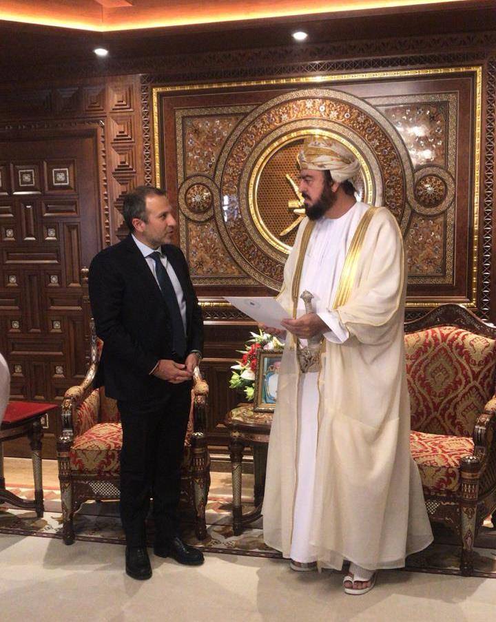 باسيل سلم ممثل قابوس دعوة من عون لحضور القمة الاقتصادية في بيروت