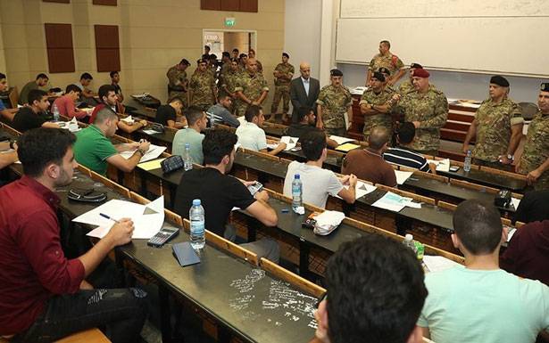 تفقد مركز الامتحانات للمرشحين في الكلية الحربيّة

قائد الجيش : لا مكان للتدخلات من أيّ جهة