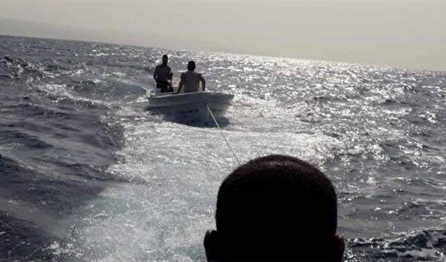 سحب زورق لصيد الاسماك في صور