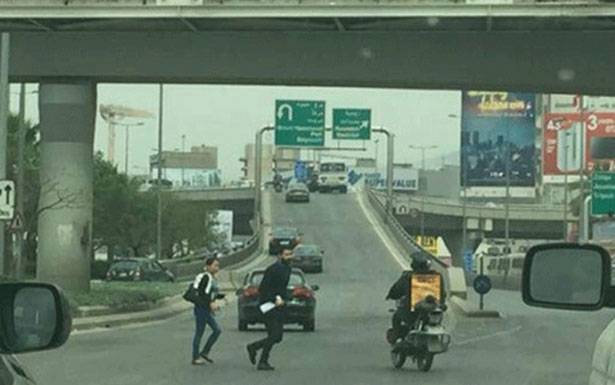 العمليّة تتطلّب «قلباً قوياً»...

«جثة هامدة» تتنقل بين عجلات السيّارات