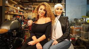 على دراجتيهما النارية.. شابتان عربيتان تجوبان الشرق الأوسط