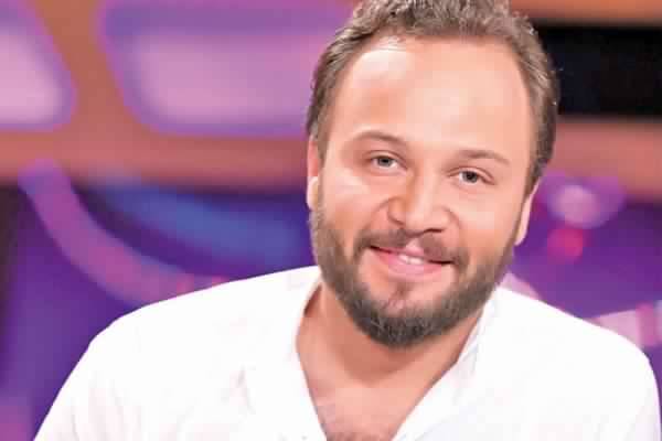 مكسيم خليل يحدث ضجة بصورة غريبة لـ زوجته وابنه في “المنزل”