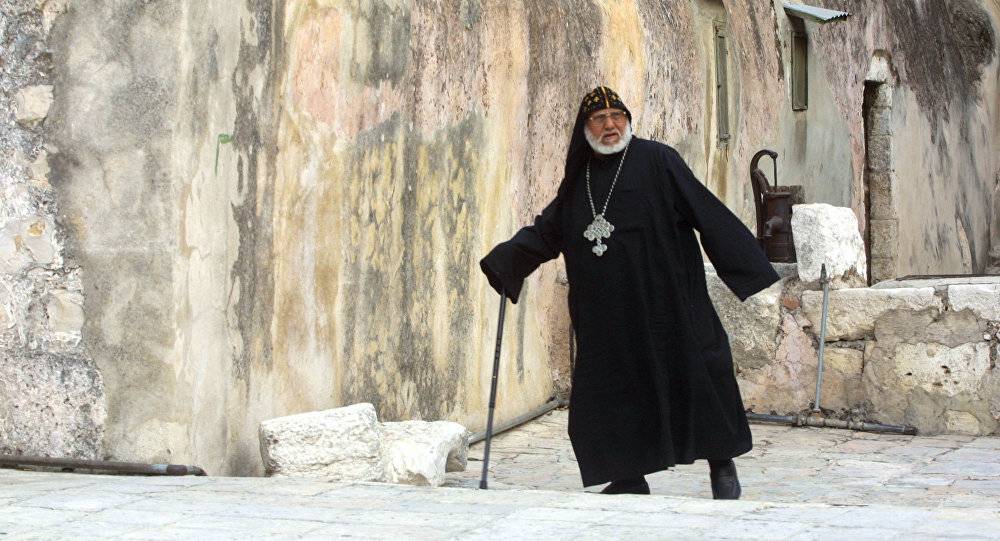 بالفيديو... القوات الإسرائيلية تعتدي على رهبان كنيسة الأقباط في القدس