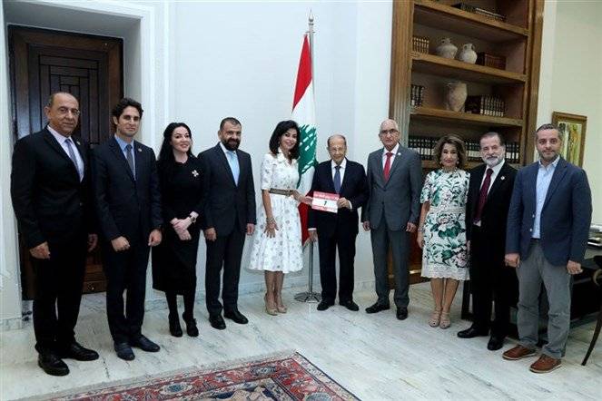 رئيس الجمهورية تسلم من وفد 