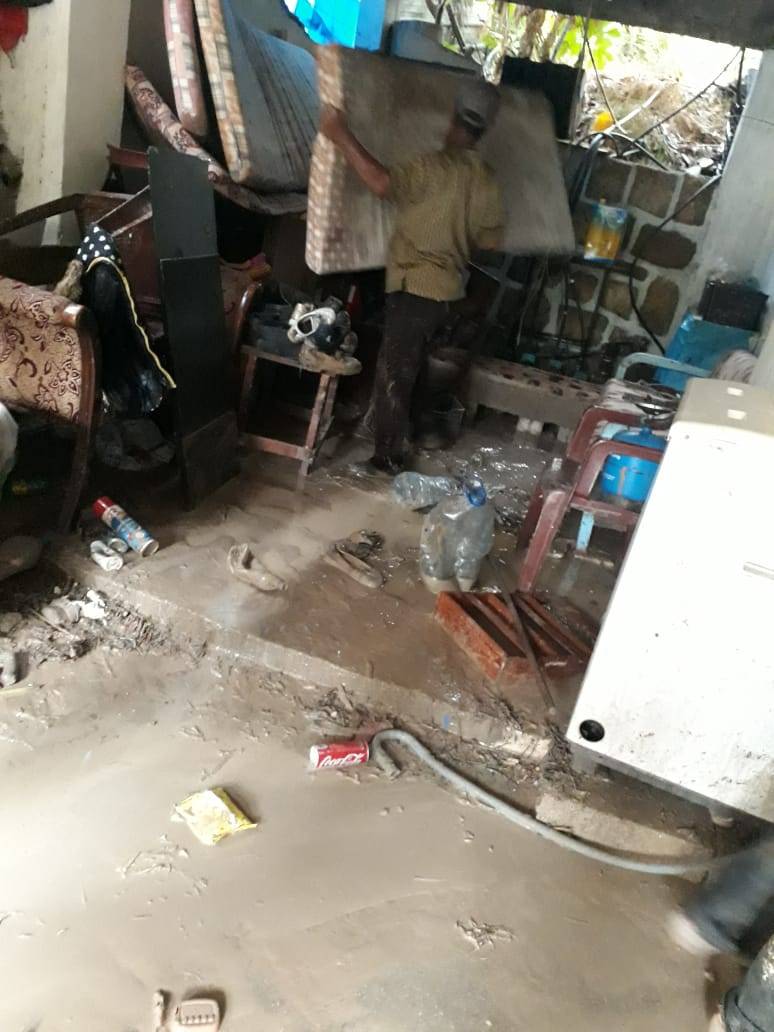 أمطار العيرونية في قضاء زغرتا جرفت عددا من السيارات وسببت اضرارا في الممتلكات