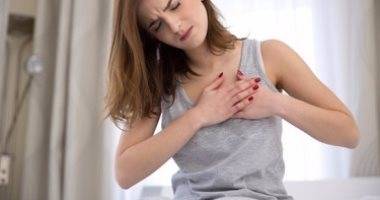 آلام خفيفة تشتد مع الوقت.. كيف تتطور علامات الإصابة بالنوبة القلبية
