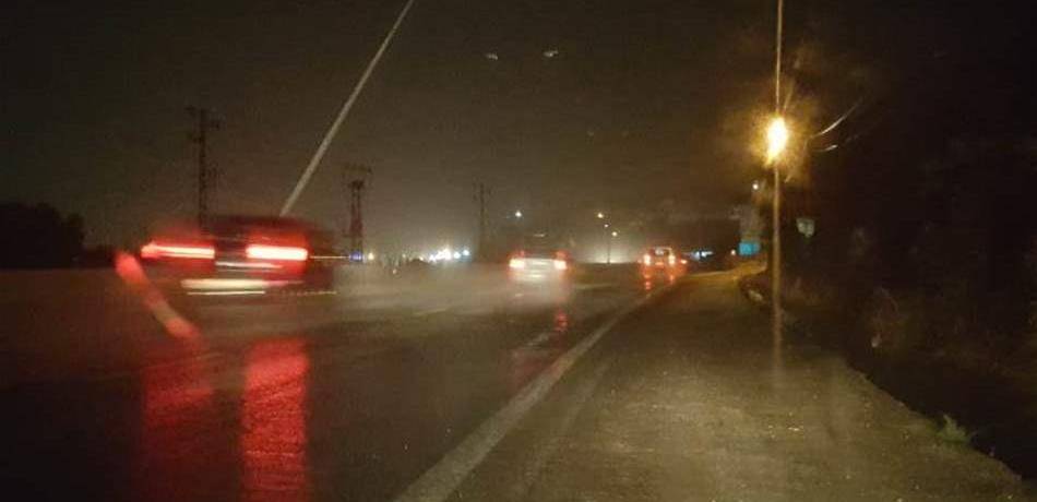 في المدفون وأعالي فنيدق.. الرياح تسقط عاموداً وتقتلع أشجاراً