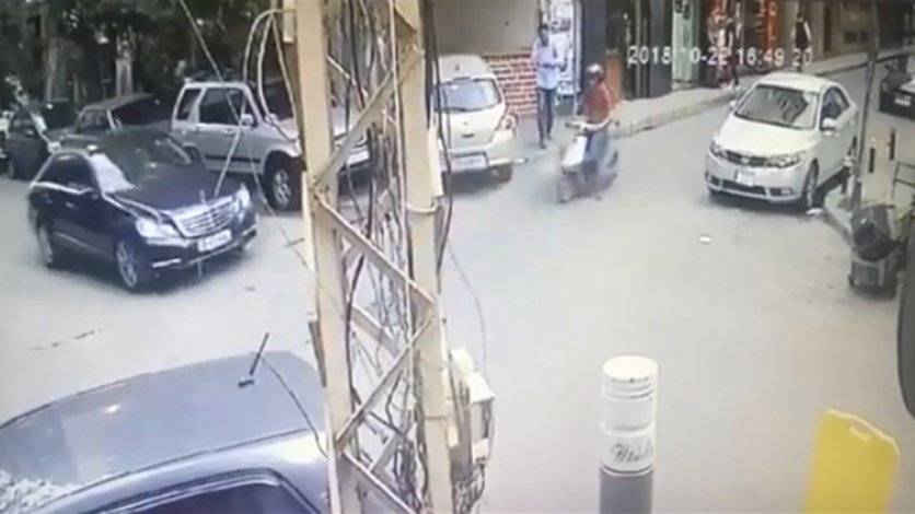 زياد الرحباني يصدم عامل الدليفري بسيارته في الحمرا (فيديو)