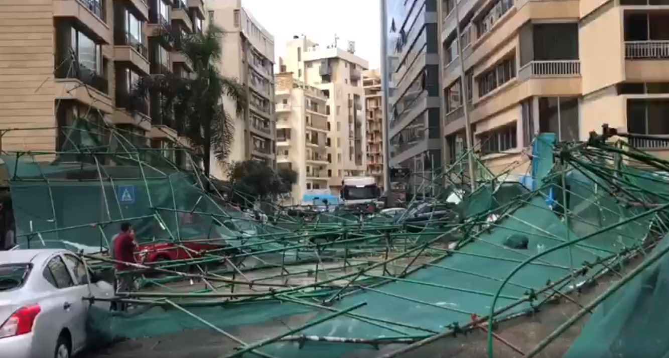 بالفيديو: العاصفة تتسبب بسقوط "سقالة" على عشرات السيارات
