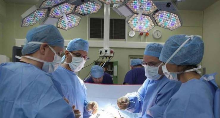لأول مرة في بريطانيا.. جراحة معقدة لجنين داخل بطن أمه