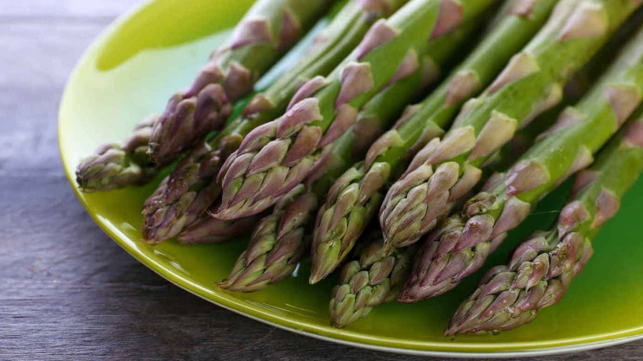للوقاية والعلاج.. تعرف على فوائد الهليون