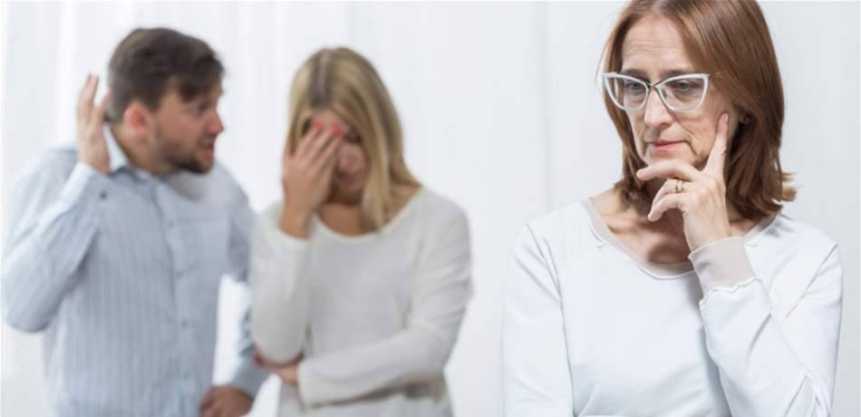 كيف تتصرّفين إذا تدخّل والداكِ في حياتكِ الزوجية؟