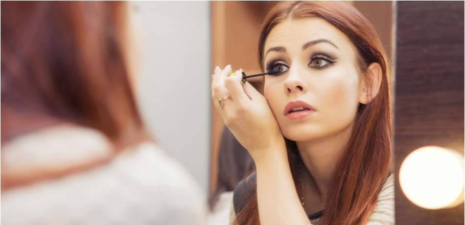 لماذا تفتحُ المرأة فمها عند تطبيق الماسكارا؟!