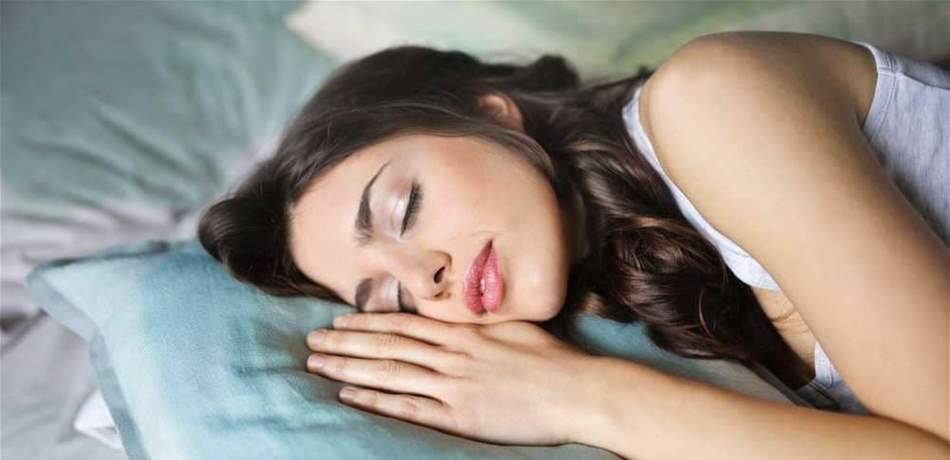 خبراء يحددون أطعمة تساعد على الاسترخاء والنوم