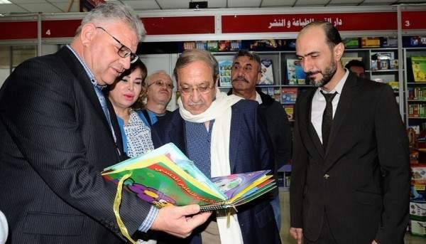 دريد لحام يلتقي مجموعة من الأطفال في معرض كتاب الطفل الأول في سوريا