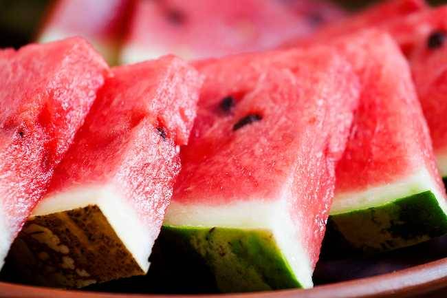بينها البطيخ.. أطعمة تخفف ألم المفاصل