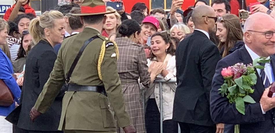 لفتة رائعة من ميغان ماركل.. لهذا السبب تركت هاري وعانقت هذه المراهقة!
