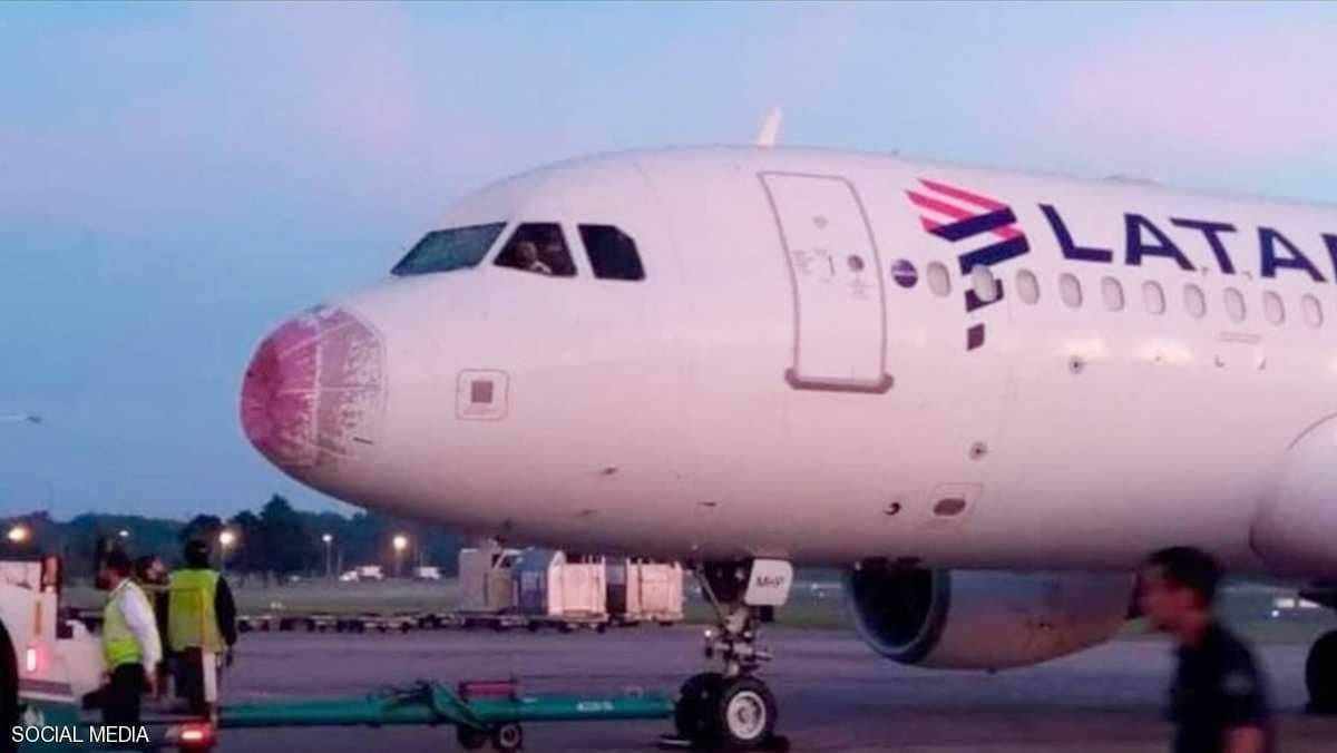 البَرَد يخرّب طائرة برازيلية ويجبرها على الهبوط