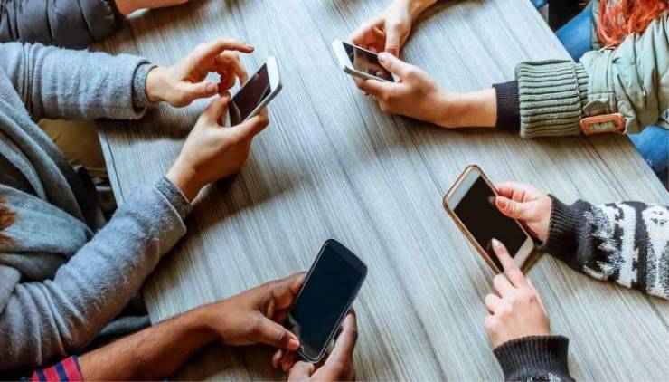دراسة: هواتفنا تعرضنا لخطر الإصابة بمرض قاتل