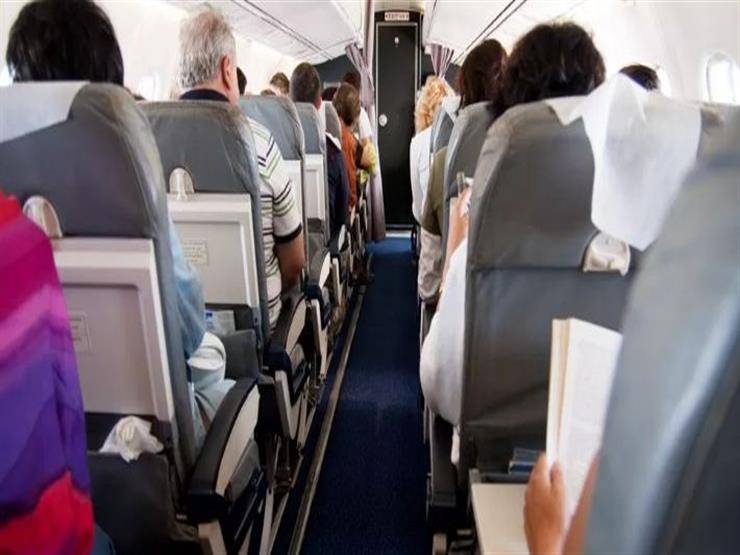حتى لا تصاب بالبكتريا.. تعرف على أكثر 5 أماكن تلوثًا داخل الطائرة