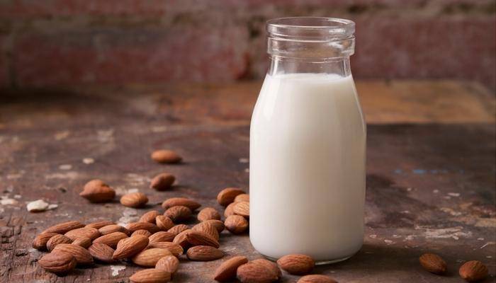 اضرار الافراط فى حليب اللوز عديدة منها الحساسية والاسهال