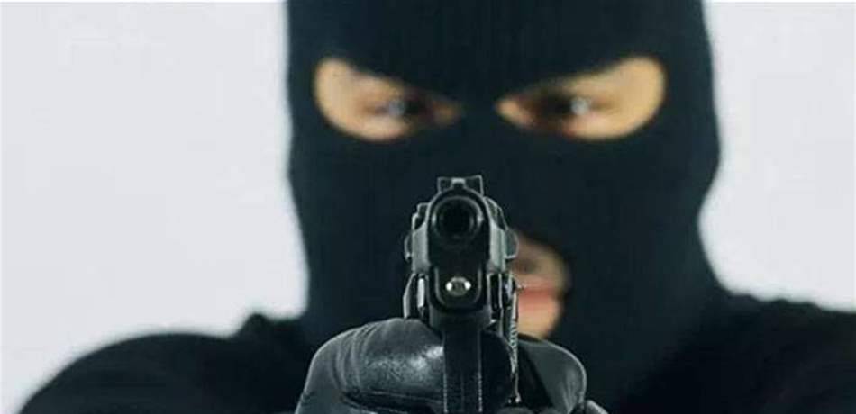 دخلوا بالسلاح.. كبّلوا رب البيت وزوجته وسرقوا 2 كيلو ذهب