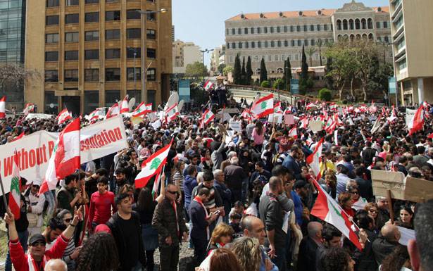 فراغ حكومي طويل وخطاب طائفي واحتقانات في الشارع