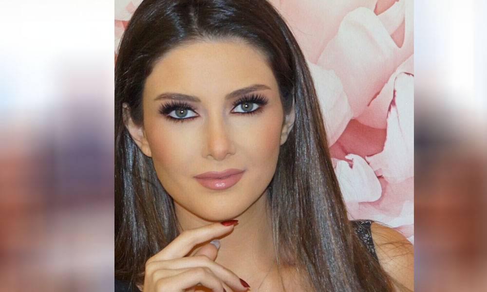 سالي جريج في ظهور جديد مع ابنها هل يشبهها؟