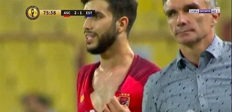 بالفيديو-لاعب يمزق قميصه للحصول على ركلة جزاء