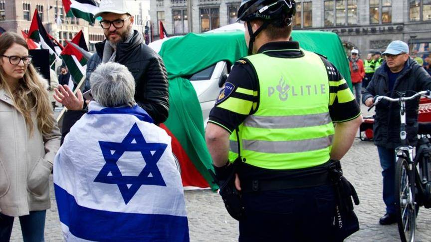 مؤيدة لإسرائيل تستفز متظاهرين ضد 