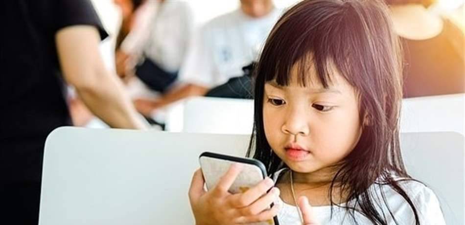 طفلة استخدمت هاتف والدتها.. والخسارة بـ17 آلاف دولار!