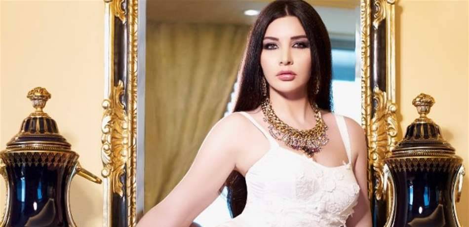 لاميتا فرنجية بالبرقع والعباءة في الأهرامات (صور)