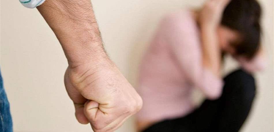 العنف الأسري في لبنان لن ينتهي! رجل  يضرب زوجته وابنته في بلونة!