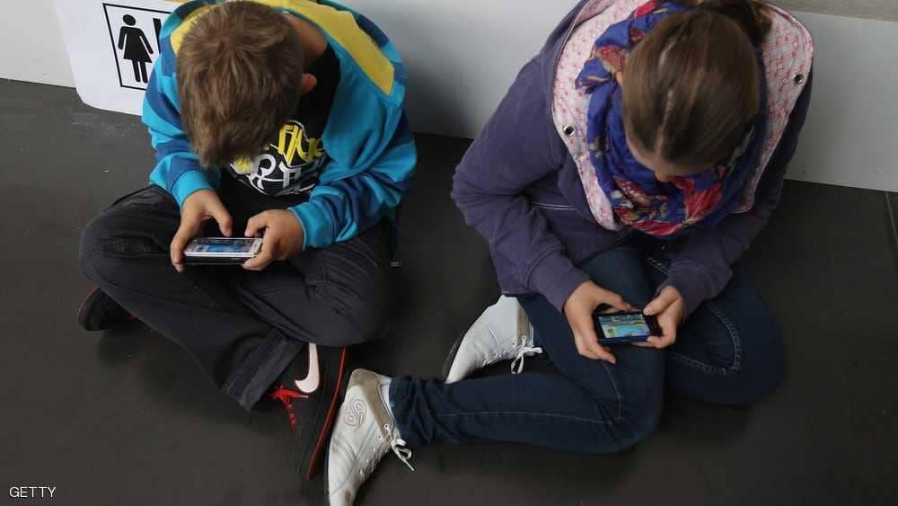 إذا كنت تسمح لطفلك باستخدام الهاتف الذكي.. توقف حالا