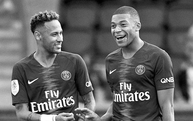 متفرقات كروية من الملاعب العالمية : بيريز يشير بأصابع الاتهام إلى نجمين في ريال مدريد

النادي الملكي يستعد لتوقيع أكبر عقد رعاية في التاريخ ومبابي يتفوق على ميسي ونيمار
