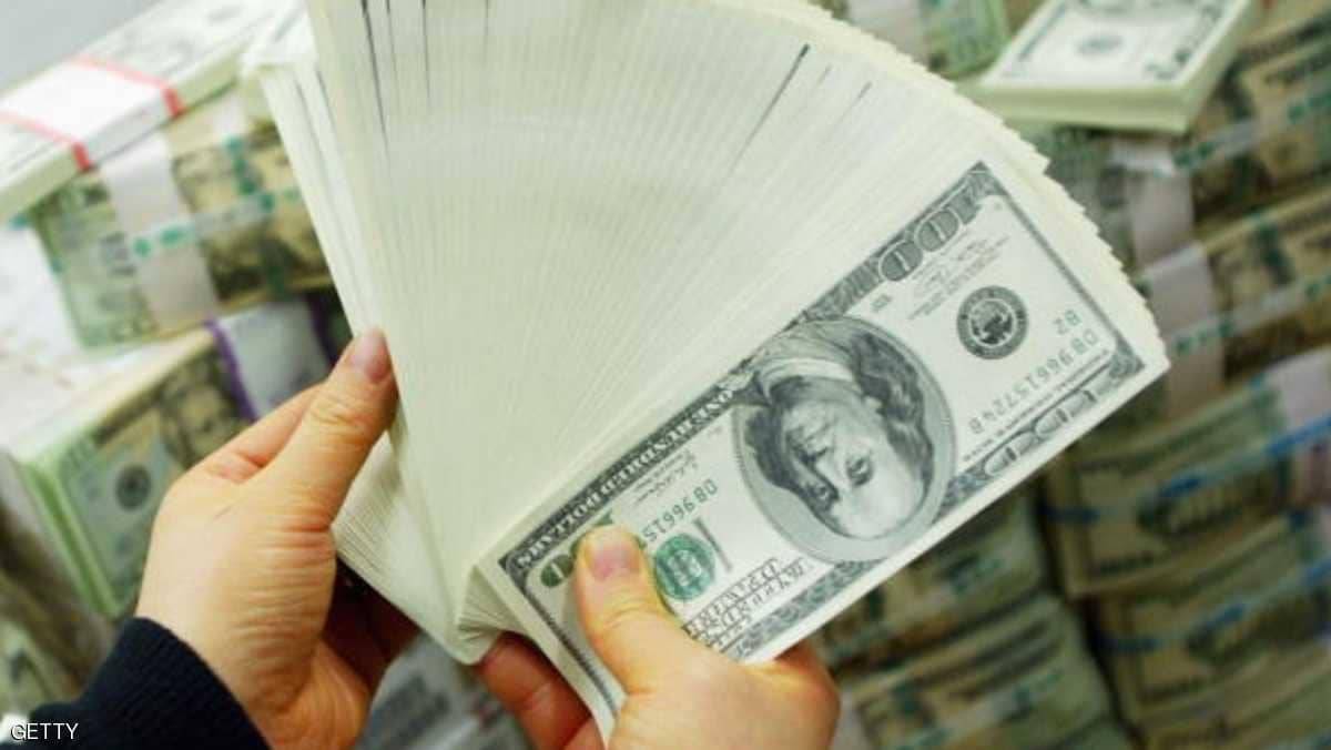 الدولار يتراجع مع تقدم الديمقراطيين