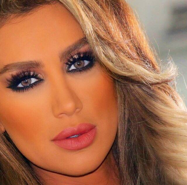 مايا دياب بإطلالة جريئة.. وهذا ما قالته لجمهورها!