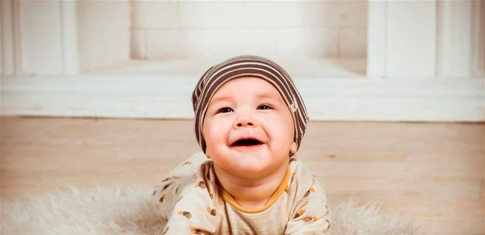 عندما يبتسم الرضيع في وجهك.. هل يعي حقاً ما يفعله؟