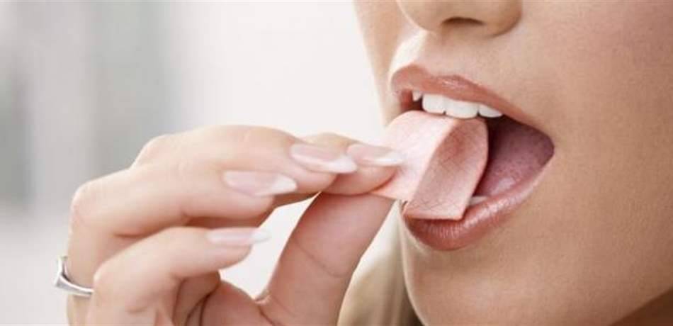ما هو خطر الإستمرار في مضغ العلكة؟