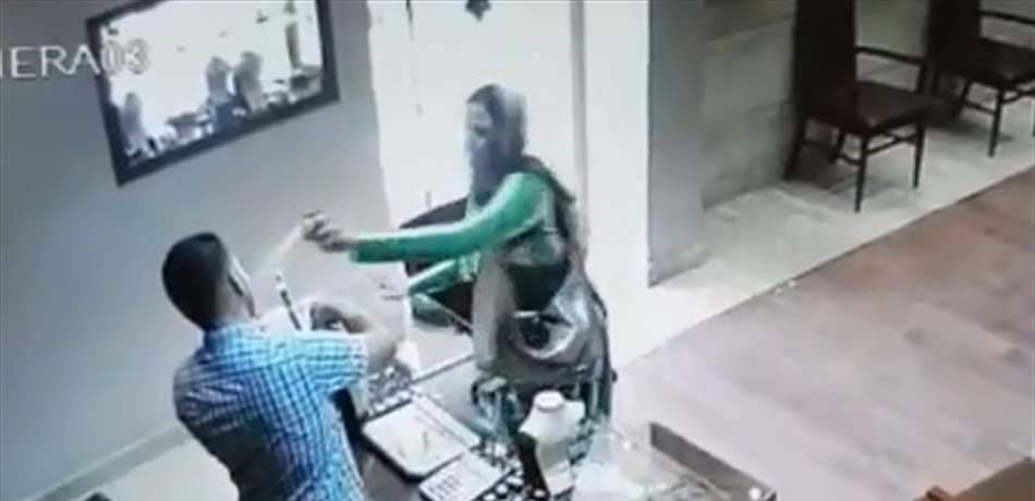 إمرأة تحاول سرقة مجوهرات بهذه الطريقة (فيديو)