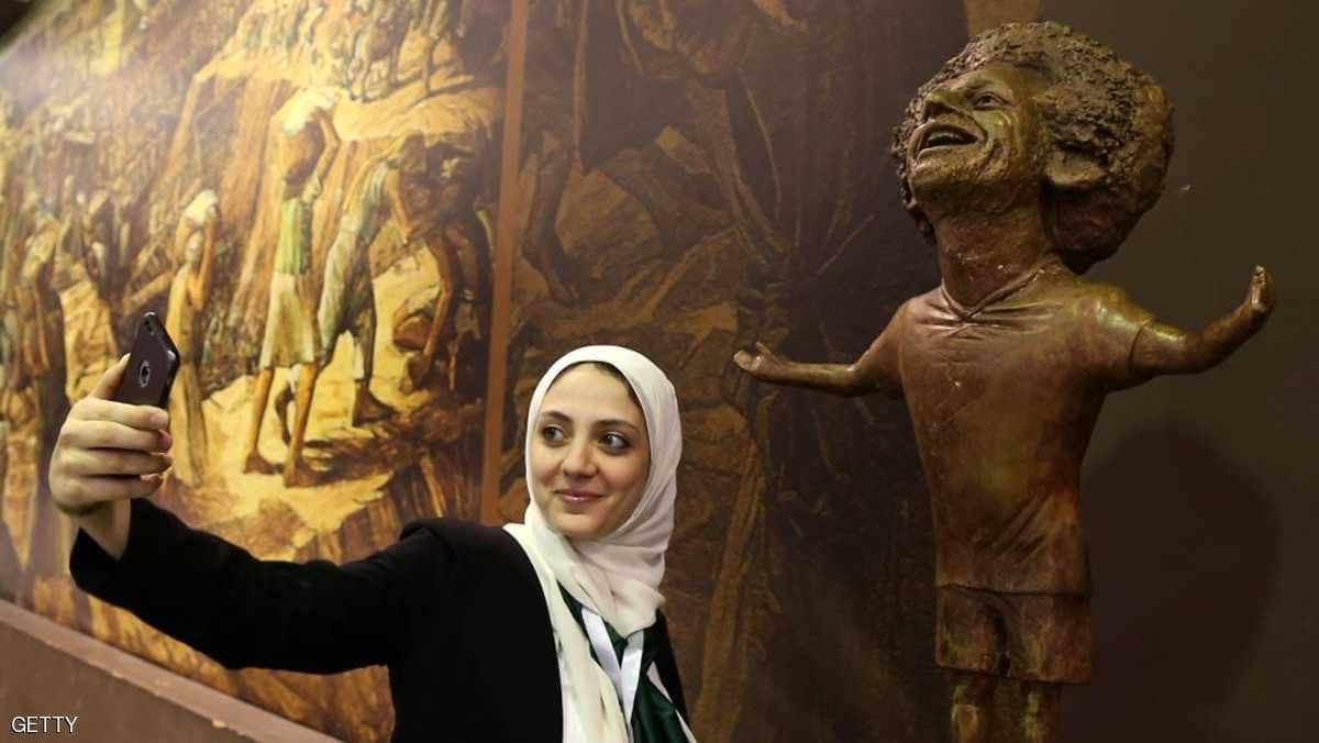 محمد صلاح يتصل بصاحبة التمثال