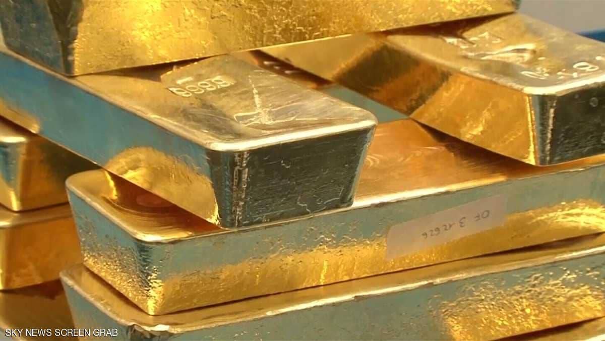 الذهب يهبط مع صعود الدولار واستقرار "الفائدة"