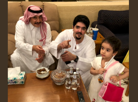 عبد العزيز بن فهد لم يطلق سراحه.. “مجتهد” يكشف حقيقة صور الأمير المتداولة مع بناته