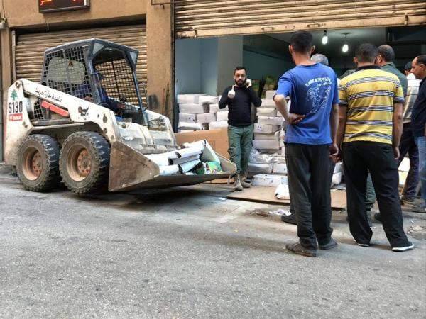 بلدية حارة حريك تتلف كميات كبيرة من التمور الفاسدة