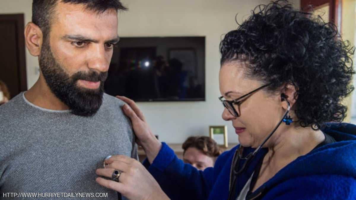 في مشهد مؤثر.. أم تستمع إلى نبضات قلب ابنها الميت