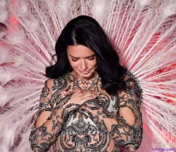 أدريانا ليما تبكي في آخر عرض لها كعارضة ازياء لـ Victoria secret